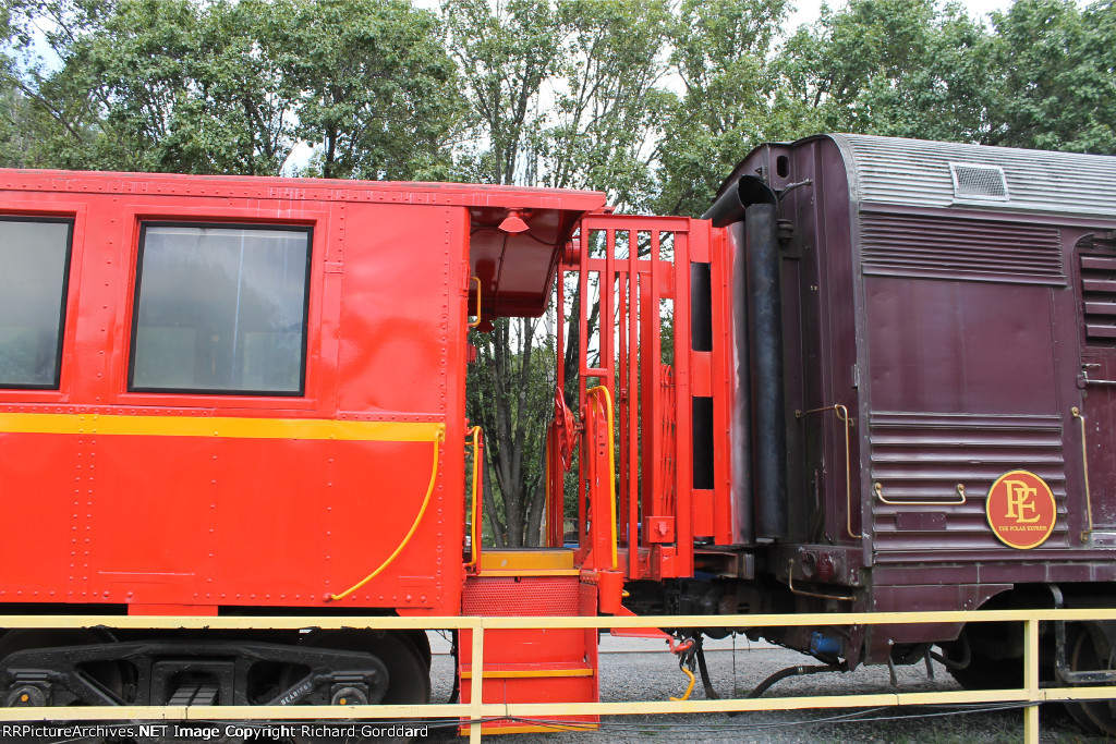 ATSF 999447 special gangway between caboose and coach